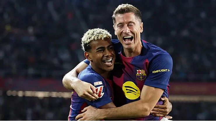 Yamal e Lewandowski no Barcelona. Foto: Judit Cartiel/Getty Images
