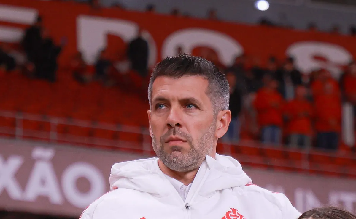 Paulo Pezzolano expõe domínio do Internacional no jogo antes da expulsão mudar o cenário