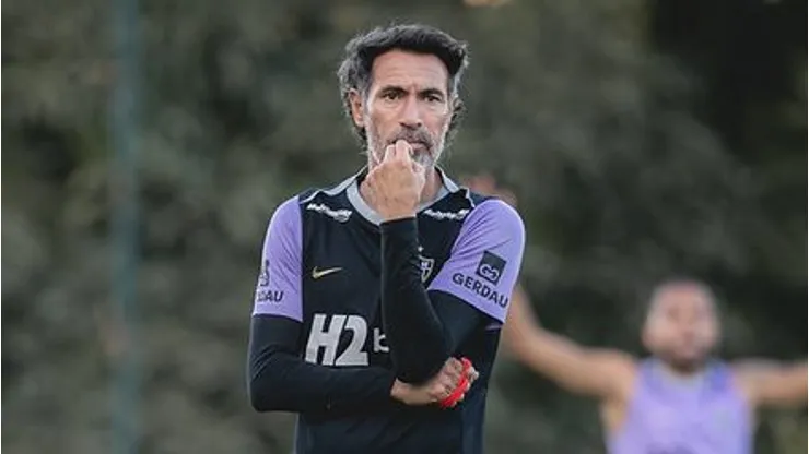 Eduardo Domínguez durante treino na Cidade do Galo - Foto: Pedro Souza / Atlético