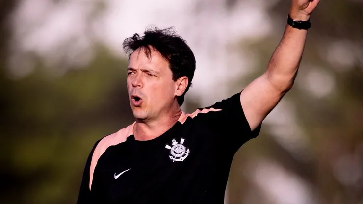Fernando Diniz durante treinamento desta quarta-feira (23)