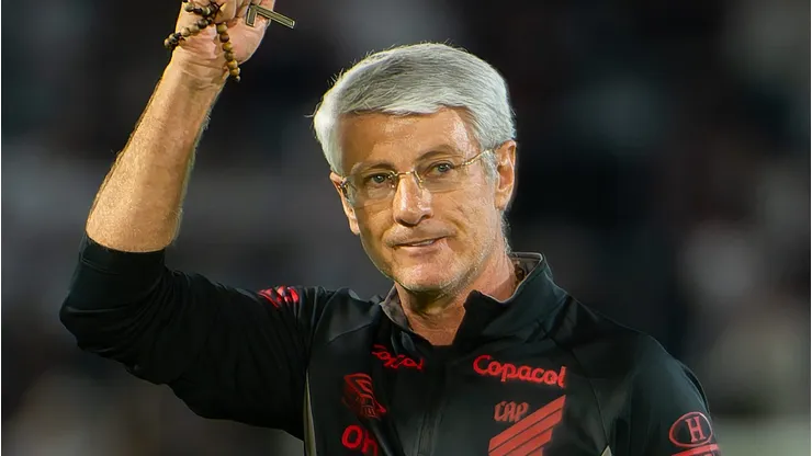 Odair Hellmann durante vitória do Furacão em Bragança Paulista