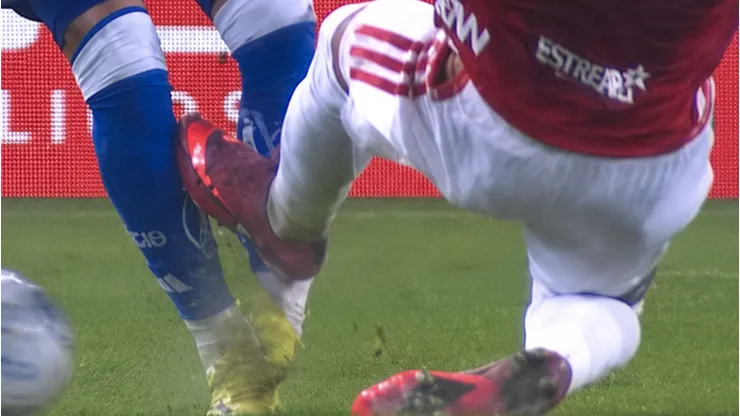 Vitor Gabriel exagerou em lance com Gabriel Pec.