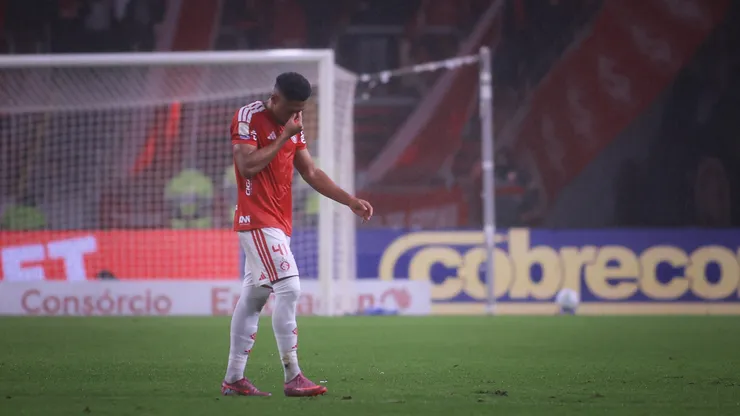 Victor Gabriel deixou o campo chorando após expulsão