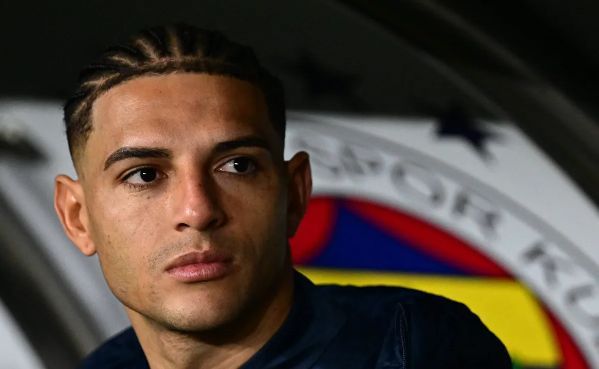 Vasco busca acerto salarial para contratar Diego Carlos, do Fenerbahçe, diz jornalista