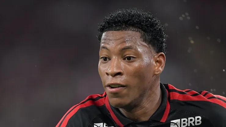 Plata em campo durante jogo do Campeonato Carioca.