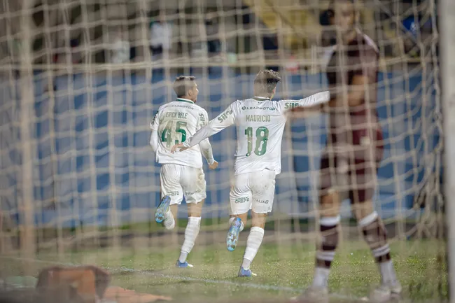 Erick Belé comemora gol com Maurício em vitória do Palmeiras sobre a Jacuipense na Copa do Brasil – Foto: IMAGO / TheNews2