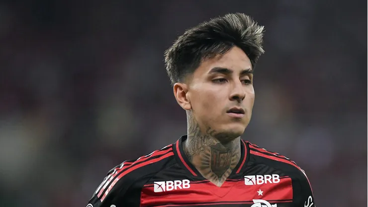 Pulgar em campo durante jogo da Libertadores em 2025.
