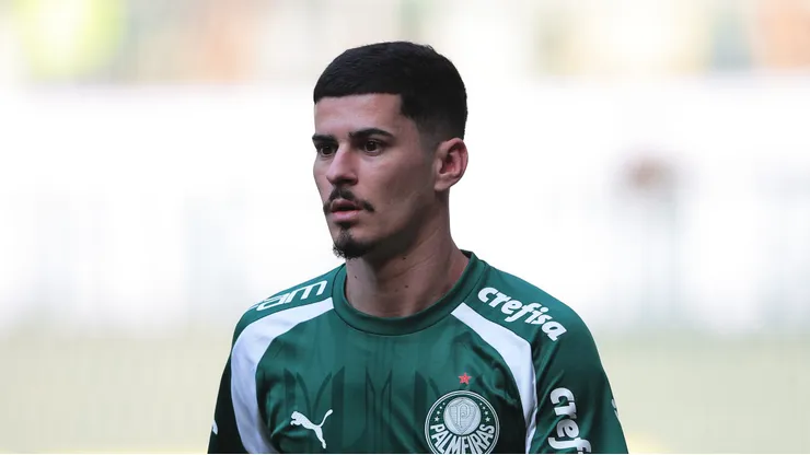 Rômulo aquecendo antes de jogo do Verdão no Allianz Parque.