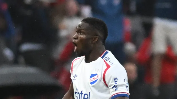 Christian Ebere em campo pelo Nacional, o seu último clube antes de chegar ao Cruz Azul.