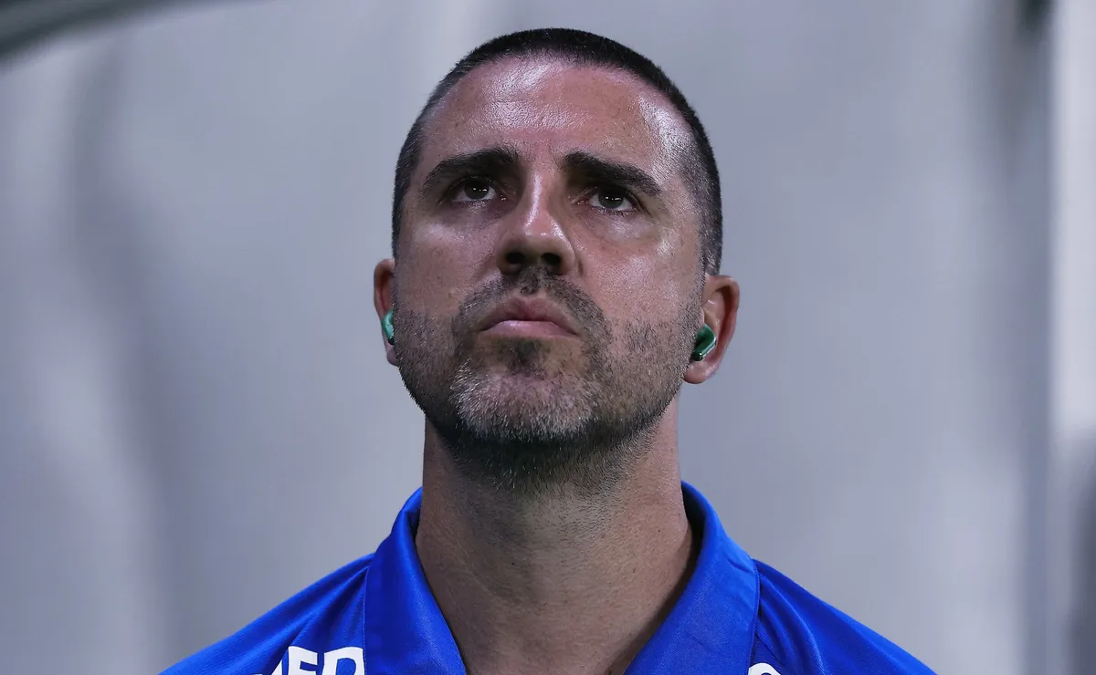 João Martins, auxiliar de Abel, elogia gramado do Couto Pereira e cobra padrão no futebol brasileiro