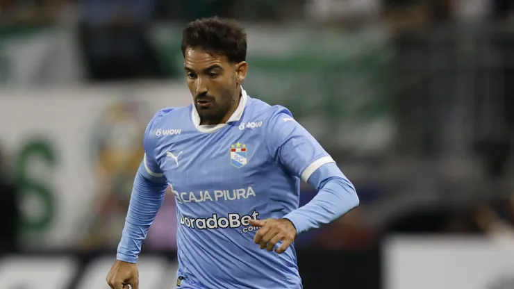 SAO PAULO, BRAZIL - MAY 28: Martin Cauteruccio of Sporting Cristal controls the ball during the Copa CONMEBOL Libertadores 2025 Group G match between Palmeiras and Sporting Cristal at Allianz Parque on May 28, 2025 in Sao Paulo, Brazil. (Photo by Miguel Schincariol/Getty Images)