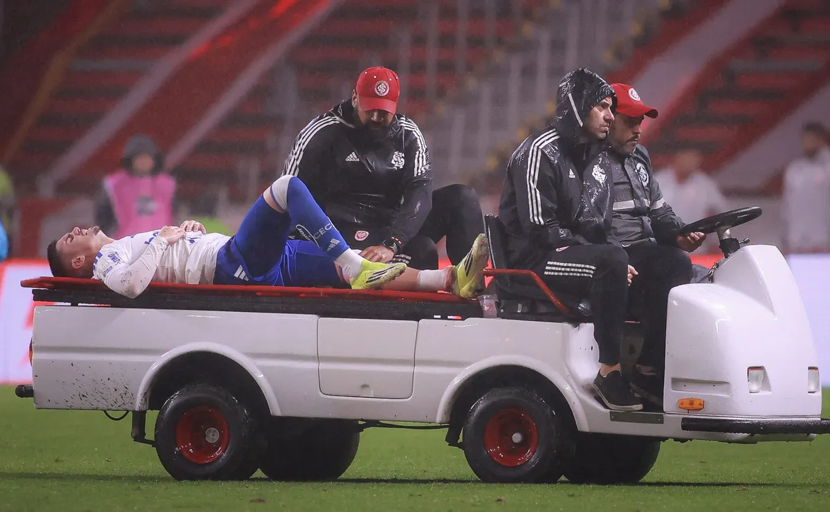 Victor Gabriel pode ser suspenso por 6 meses após fratura de Gabriel Pec; STJD pediu punição