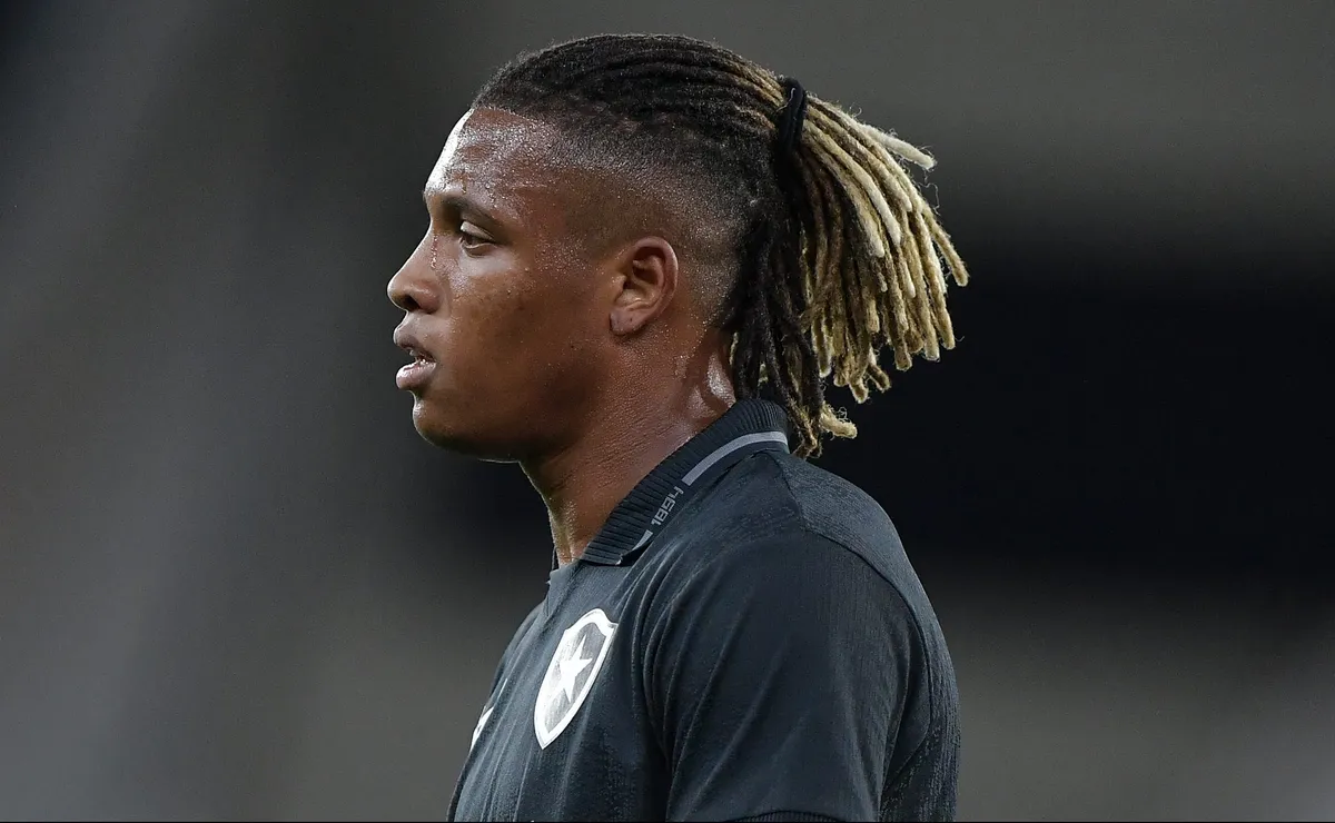 Danilo completa 13º jogo em Botafogo 0 x 0 Vitória e está impedido de mudar de time no Brasil