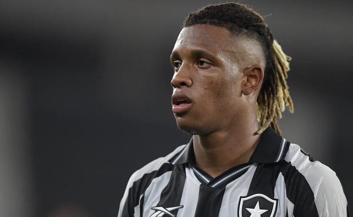 Danilo cobra Botafogo após oferta do Palmeiras e pede que clube não force transferência para Rússia