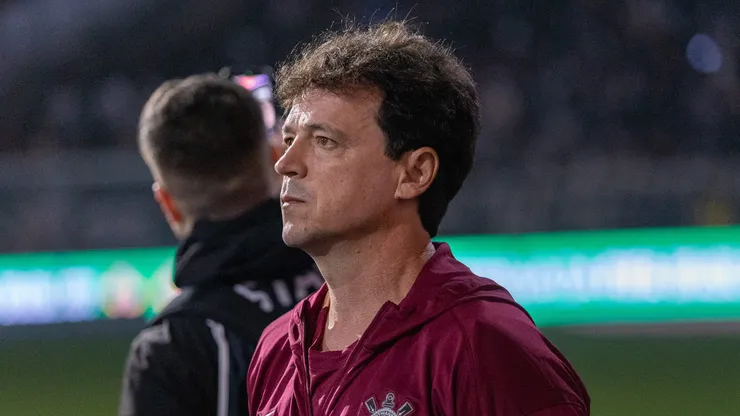 Fernando Diniz, técnico do Corinthians, durante partida contra o Remo no estádio Arena Corinthians pelo campeonato Brasileiro A 2026. Foto: Fernando Mendes/RP FOTOPRESS/AGIF