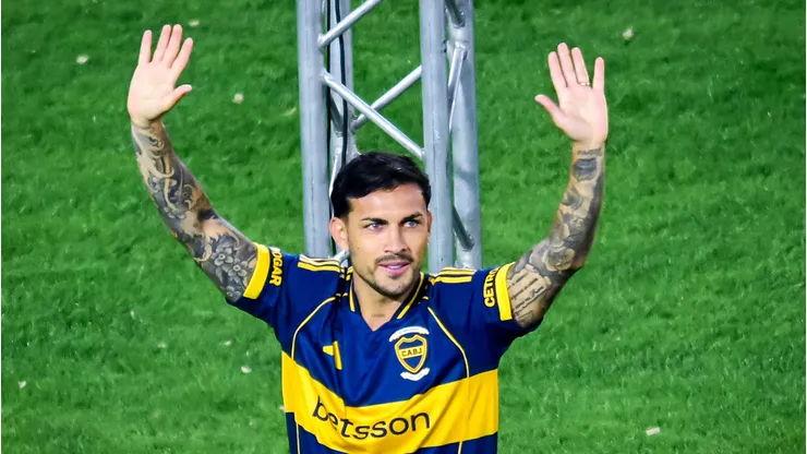 Paredes durante chegada ao Boca Juniors (ARG)