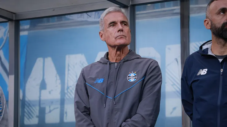 Luis Castro e seu auxiliar pelo Grêmio. Foto: Maxi Franzoi/AGIF