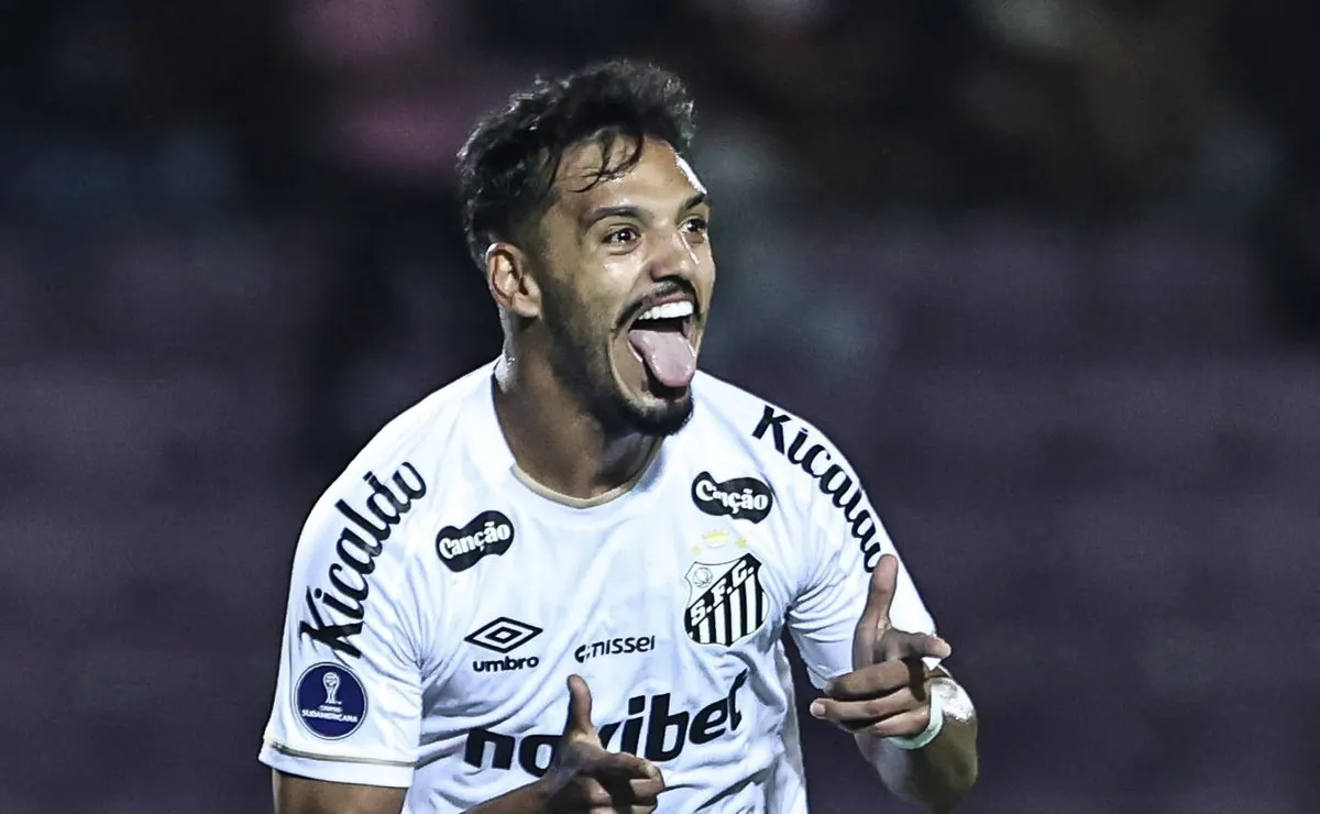 Cuca exalta Gabriel Menino como lateral do Santos e manda recado sobre sua versatilidade: “Coringa”