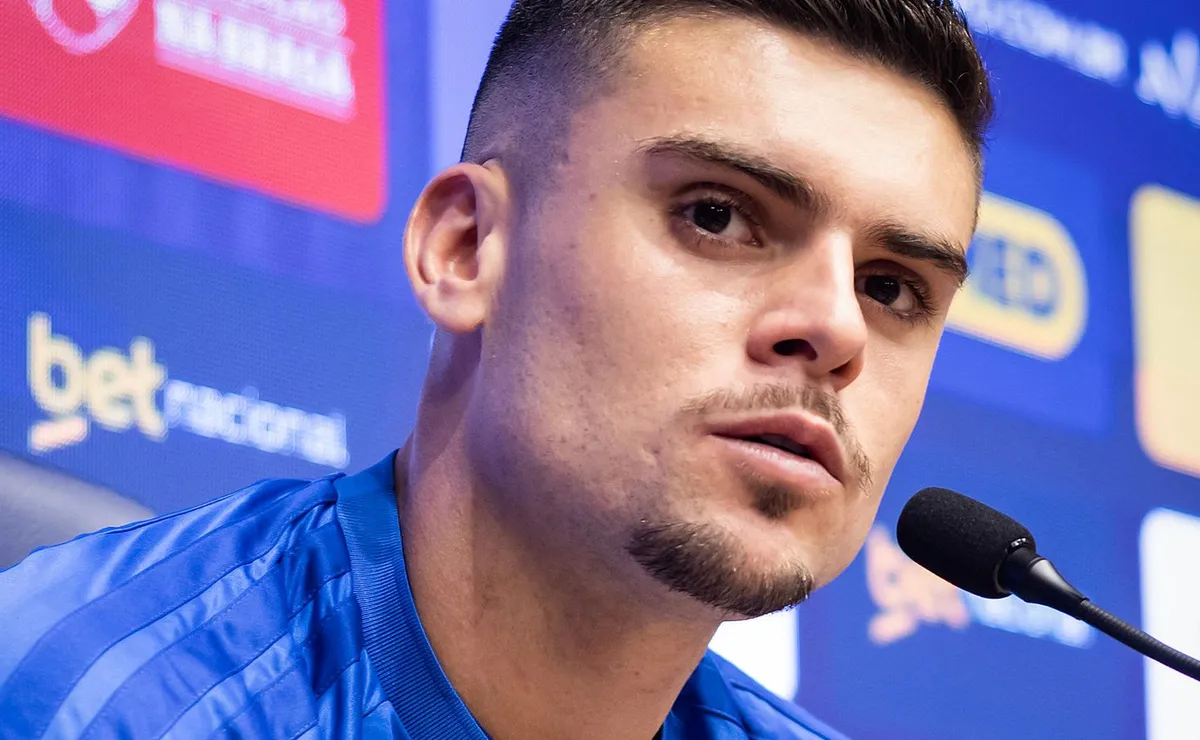 Médico revela problema na lesão de Gabriel Pec e detalha prazo de retorno no Cruzeiro