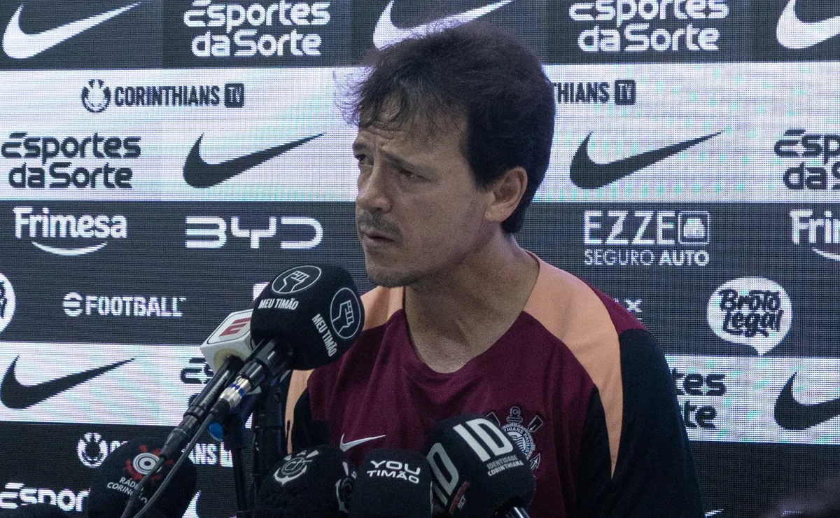 Diniz rejeita rótulo de ‘mágico’ após vitória no Brasileirão e projeta sobre saídas no Corinthians