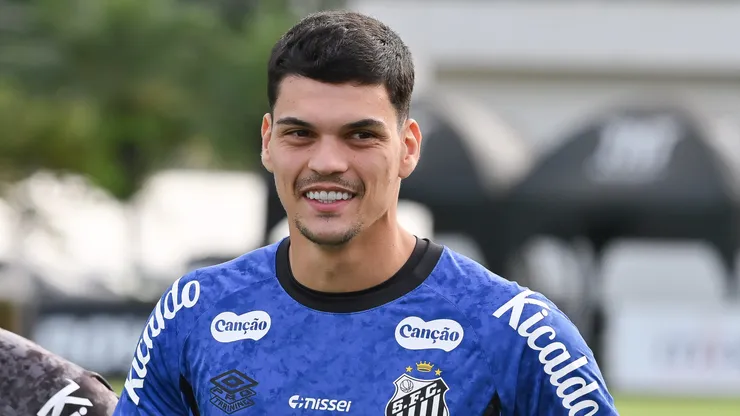 Brazão durante treinamento no CT Rei Pelé