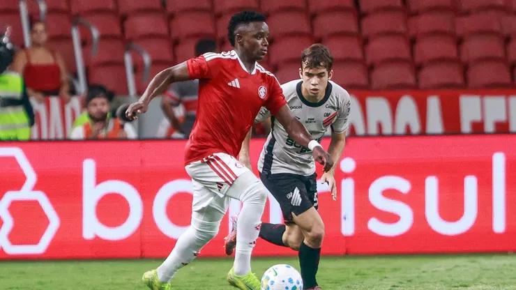 Johan Carbonero jogador do Internacional durante partida contra o Athletico-PR no estadio Beira-Rio pelo campeonato Brasileiro A 2026. Foto: Luiz Erbes/AGIF