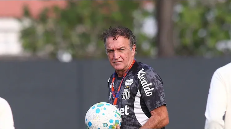 Cuca durante atividade no CT Rei Pelé.