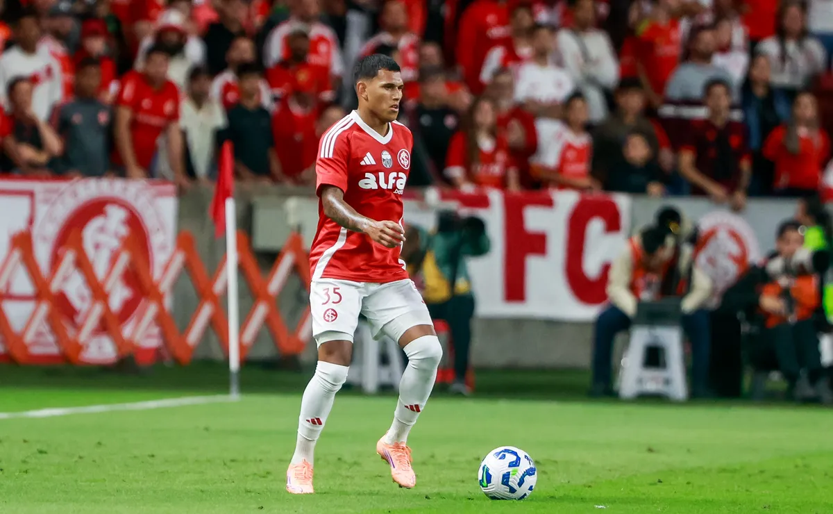 Rosario Central avança por Brian Aguirre e negocia contratação de lateral do Internacional￼