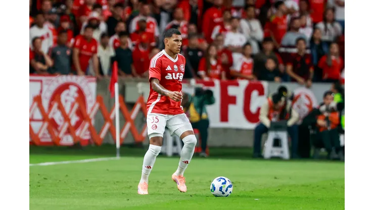 RS - PORTO ALEGRE - 24/11/2025 - BRASILEIRO A 2025, INTERNACIONAL X SANTOS - Aguirre jogador do Internacional durante partida contra o Santos no estadio Beira-Rio pelo campeonato Brasileiro A 2025. Foto: Luiz Erbes/AGIF
