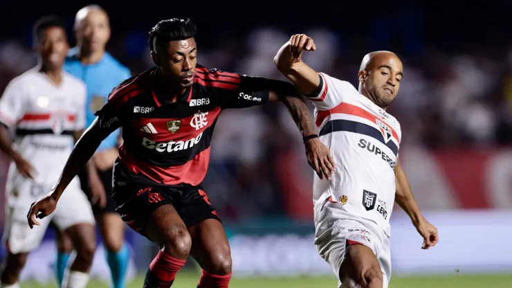 Lucas jogador do Sao Paulo disputa lance com Bruno Henrique jogador do Flamengo durante partida no estadio Morumbi pelo campeonato Brasileiro A 2026. Foto: Marcello Zambrana/AGIF