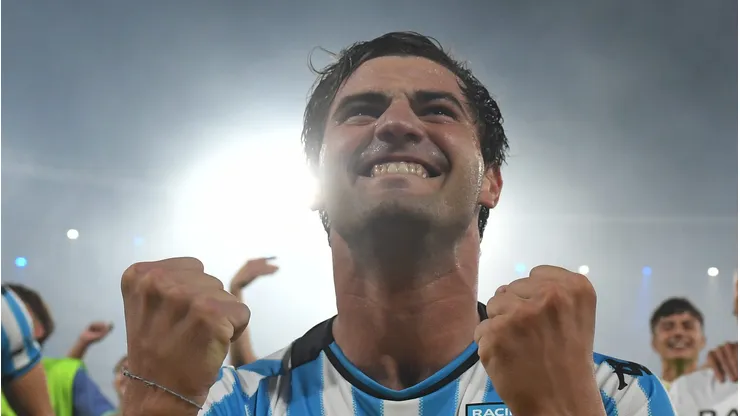 Santiago Sosa em campo pelo clube de Avellaneda durante jogo contra o Corinthians em 2024.