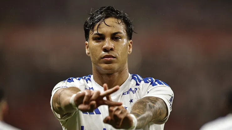 Kaio Jorge jogador do Cruzeiro comemora seu gol durante partida contra o Internacional no estadio Beira-Rio pelo campeonato Brasileiro A 2026. Foto: Roberto Vinicius/AGIF