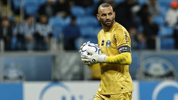 Weverton, jogador do Grêmio, durante partida contra o Palestino no estadio Arena do Gremio pelo campeonato Copa Sul-Americana 2026. Foto: Roberto Vinicius/AGIF