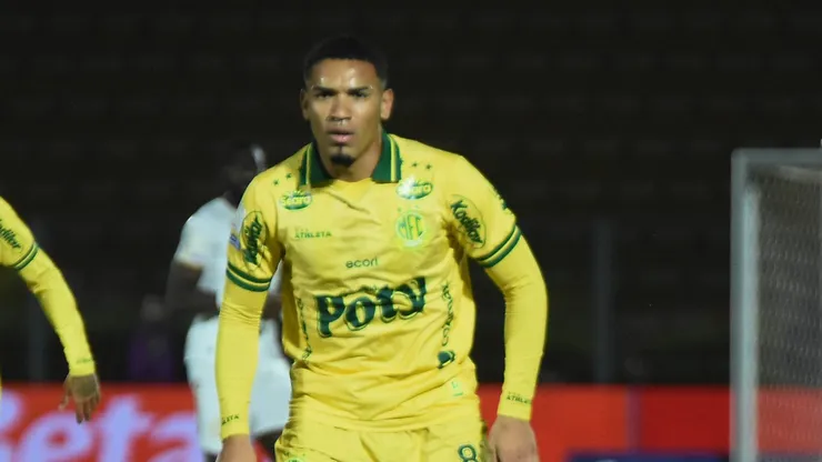 Volante durante jogo com o Mirassol