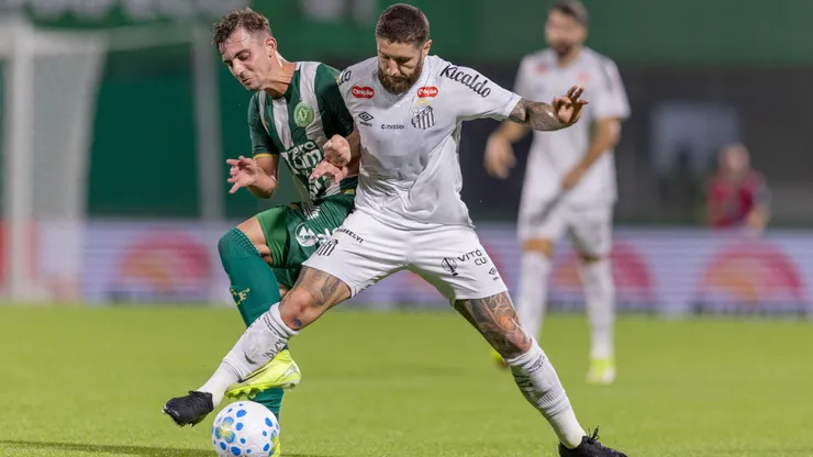 SC - CHAPECO - 28/01/2026 - BRASILEIRO A 2026, CHAPECOENSE X SANTOS - Carvalheira jogador do Chapecoense disputa lance com Ze Rafael jogador do Santos durante partida no estadio Arena Conda pelo campeonato Brasileiro A 2026. Foto: Liamara Polli/AGIF