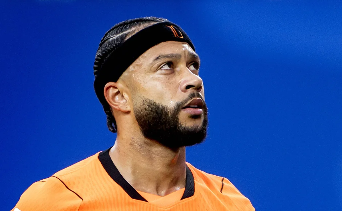 Flamengo formaliza proposta por Memphis Depay e ameaça renovação do Corinthians