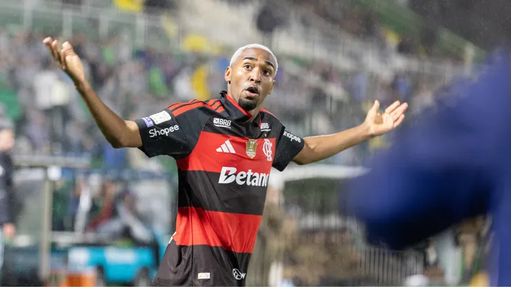 Lorran durante partida do Fla diante da Chape