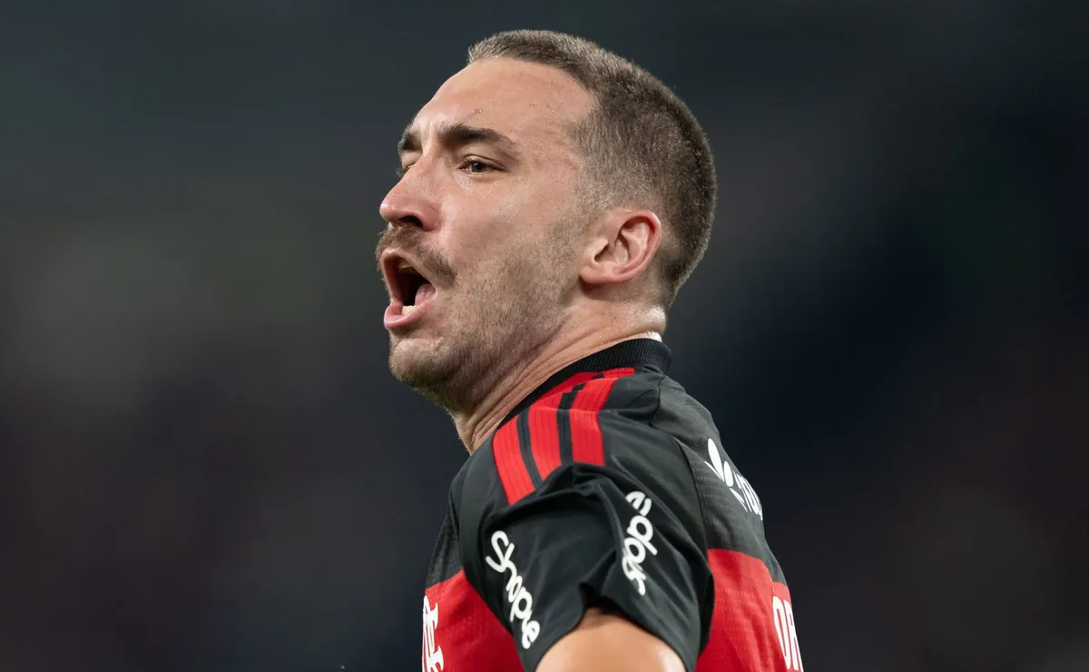 Jardim ganha reforço com volta de Léo Ortiz e acirra disputa na defesa