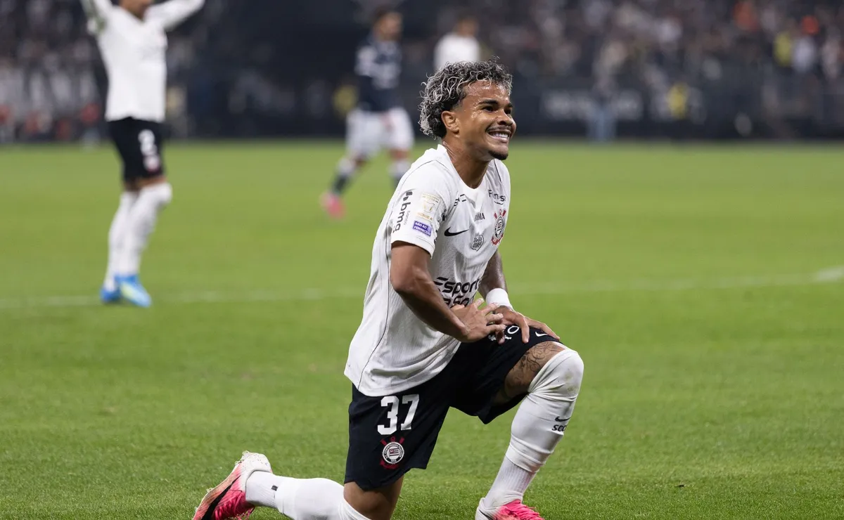 Kaio César vive grande fase, mas permanência custará cerca de R$ 35 milhões ao Corinthians