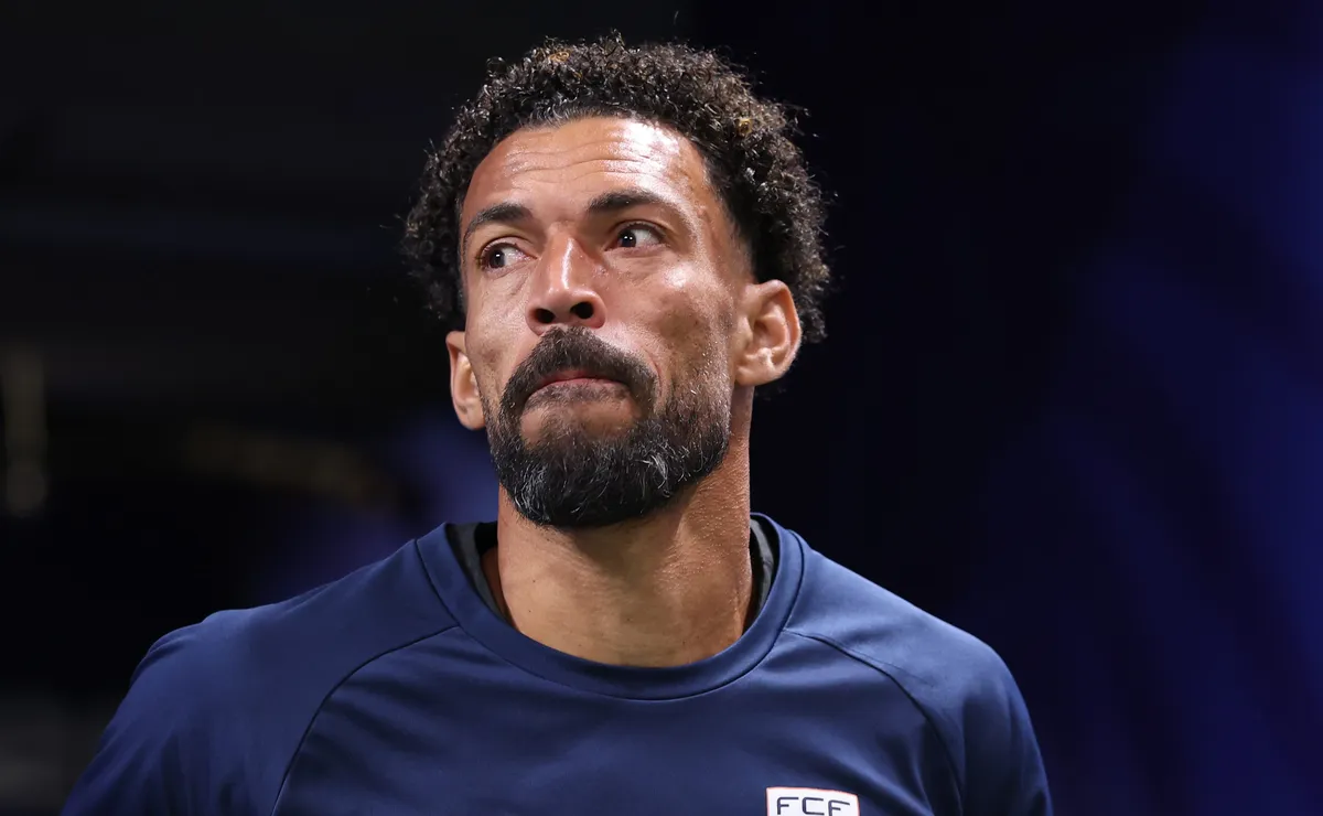 Técnico do Colo-Colo não define titularidade de Vozinha no Chile e aponta disputa por posição
