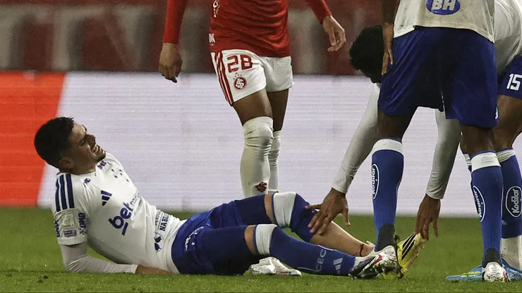Gabriel Pec jogador do Cruzeiro tem fratura confirmada e sera desfalque do Cruzeiro por tempo indeterminado. A lesao ocorreu durante partida contra o Internacional no estadio Beira-Rio pelo campeonato Brasileiro A 2026. Foto: Roberto Vinicius/AGIF