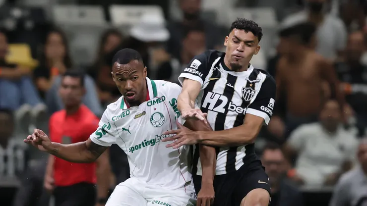 Victor Hugo jogador do Atletico disputa lance com Marlon Freitas jogador do Palmeiras durante partida no estadio Arena MRV pelo campeonato Brasileiro A 2026. Foto: Gilson Lobo/AGIF