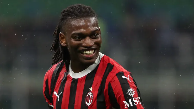 Atacante pode deixar o Milan nesta janela. Photo by Marco Luzzani/Getty Images