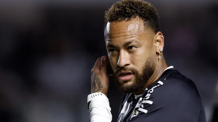 SP - SANTOS - 25/07/2026 - BRASILEIRO A 2026, SANTOS X CHAPECOENSE - Neymar Jr jogador do Santos durante aquecimento antes da partida contra o Chapecoense no estadio Vila Belmiro pelo campeonato Brasileiro A 2026. Foto: Marcello Zambrana/AGIF