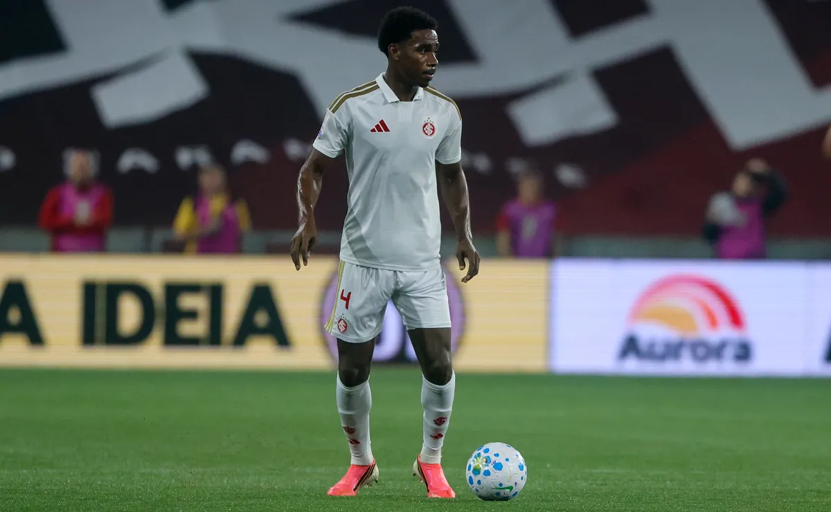Juninho e Félix Torres falham, Inter perde para o Athletico-PR e amplia pressão sobre Pezzolano