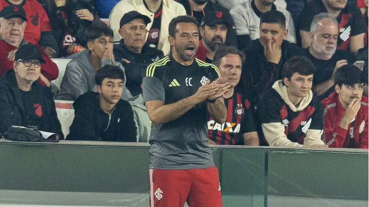 Esteban Conde comandando o Internacional contra o Furacão. Foto: Paulo De Tarso/AGIF