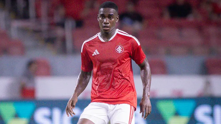 Félix Torres foi um dos vilões do Internacional na derrota para o Athletico-PR