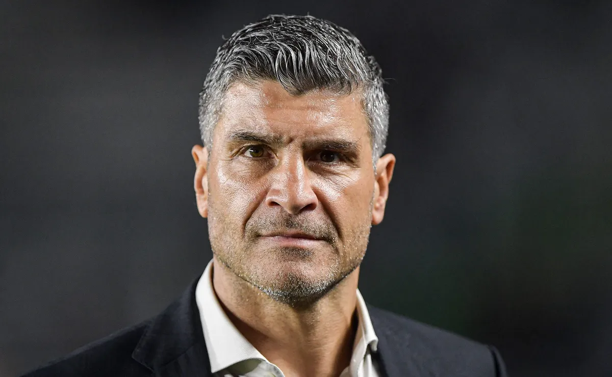 Pedro Emanuel faz mudanças assertivas e conduz empate do Vasco diante do Mirassol pelo Brasileirão