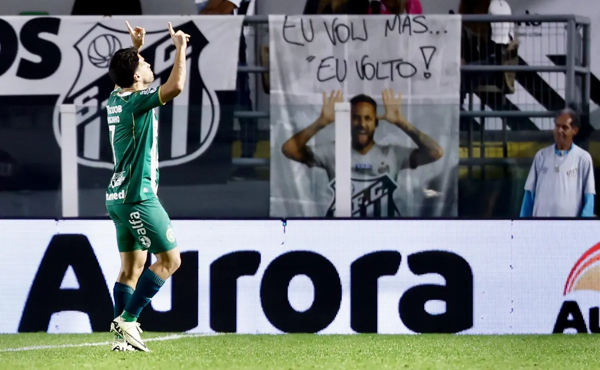 Marcinho, da Chapecoense, lamenta empate contra o Santos e cita pênalti: “Impressão de não contato”