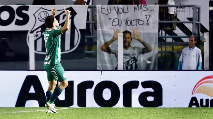 Marcinho, jogador do Chapecoense, comemora seu gol durante partida contra o Santos no estadio Vila Belmiro pelo campeonato Brasileiro A 2026. Foto: Marcello Zambrana/AGIF